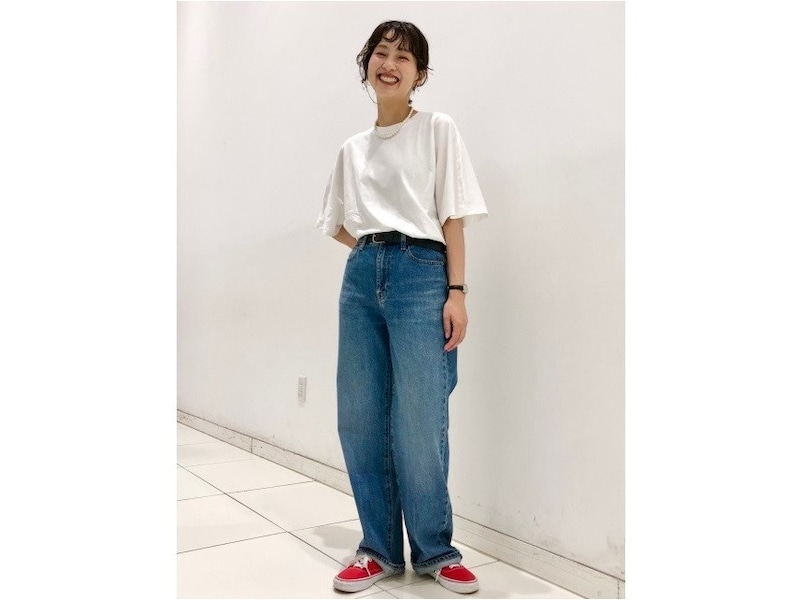 ひじまで長さがあるので女性らしいカジュアルコーデに仕上がります　出典：StyleHint
