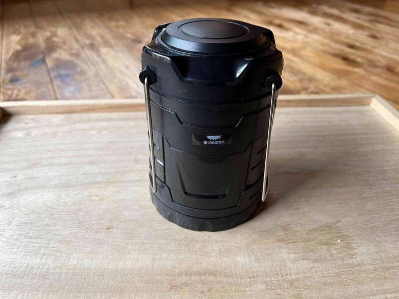 ダイソーの「伸縮ランタン 白色」は550円(税込)でアウトドア、防災グッズとしても便利