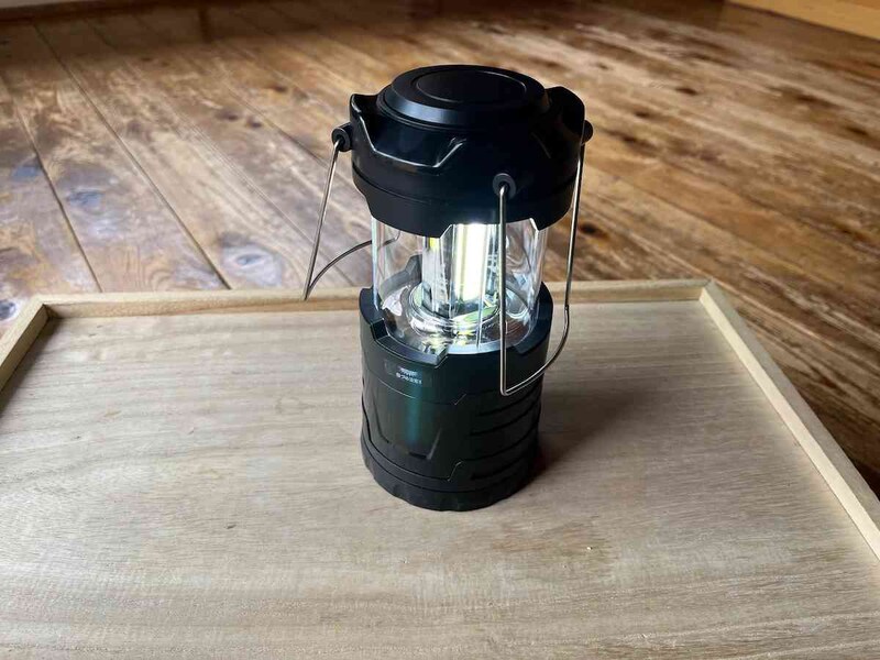 ダイソーの「伸縮ランタン 白色」は、上部を伸ばすことでスイッチが入る