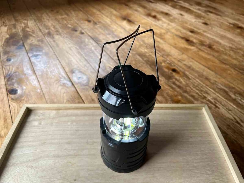 ダイソーの「伸縮ランタン 白色」は取っ手つき