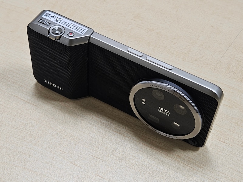 フォトグラフィーキットを装着したXiaomi 14 Ultra