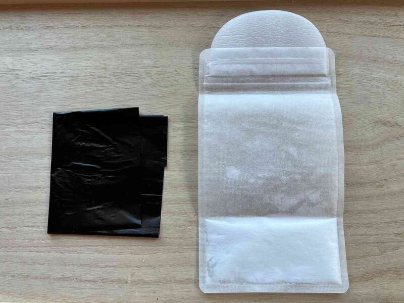 ダイソーの「エチケット袋 1回分」は白い携帯用エチケット袋と黒ビニール袋が付属