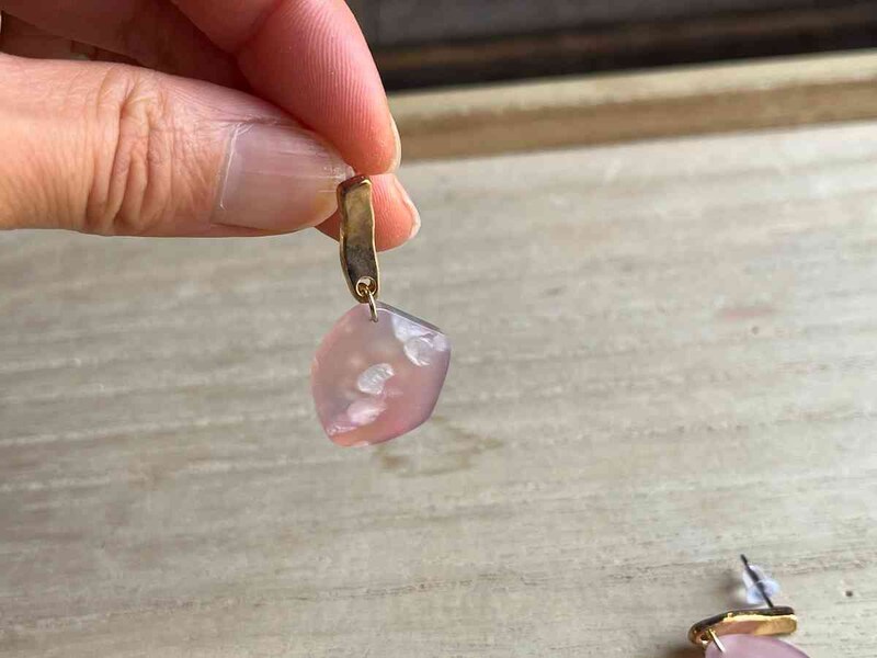 ダイソーの「ピアス（ストーンシェイプ）」は耳元で揺れる