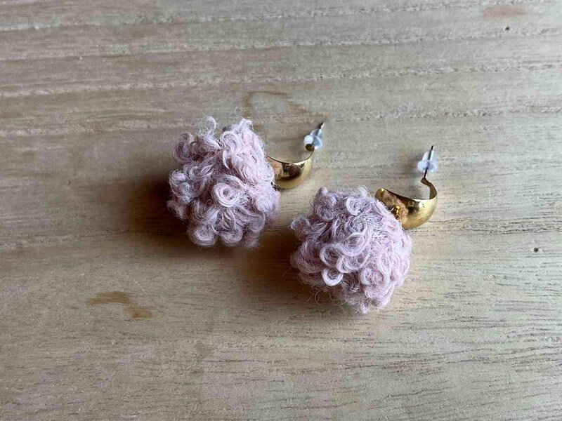 ダイソーの「くるくるフェイクファーピアス」