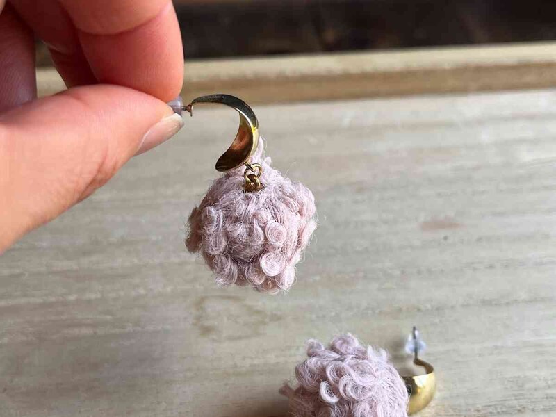 ダイソーの「くるくるフェイクファーピアス」はボリュームのあるピアス