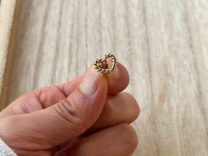 ダイソーの「ピアス（ミニハート）」は小さめのスタッズタイプ