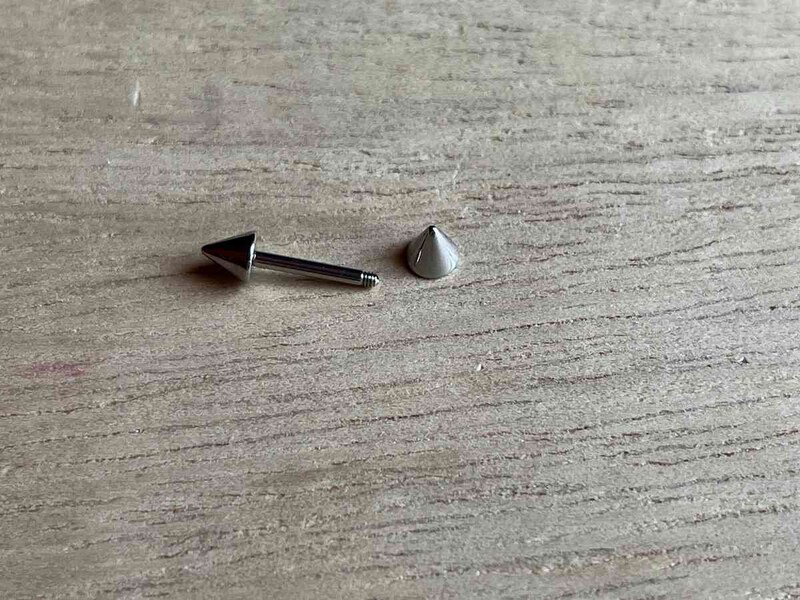 ダイソーの「ステンレス ストレートバーベルピアス」はネジでとめるようになっている