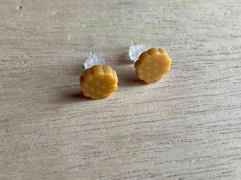 ダイソーの「樹脂ピアス」