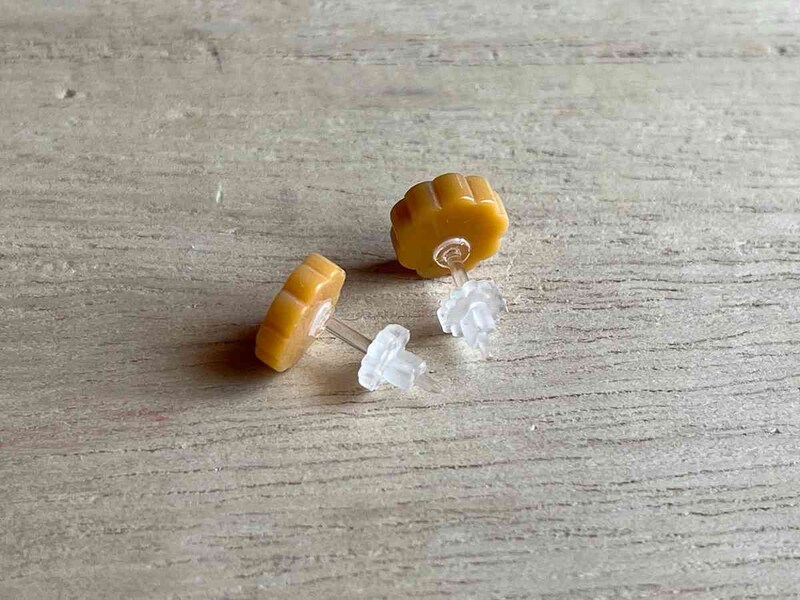 ダイソーの「樹脂ピアス」は金属を使っていない
