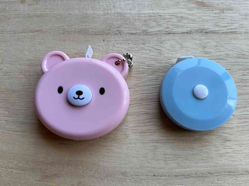 ダイソーの「ロータリーメジャー」（右）は「くまさんメジャー」（左）よりもコンパクトサイズになっている