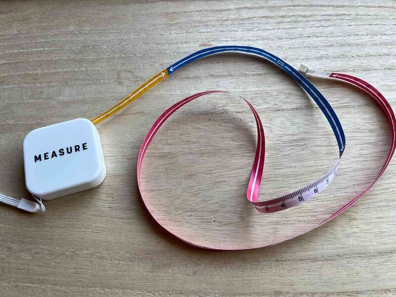 ダイソーの「宅配サイズメジャー」は料金が変わる60、80、100、120、140、160サイズで色分けされている