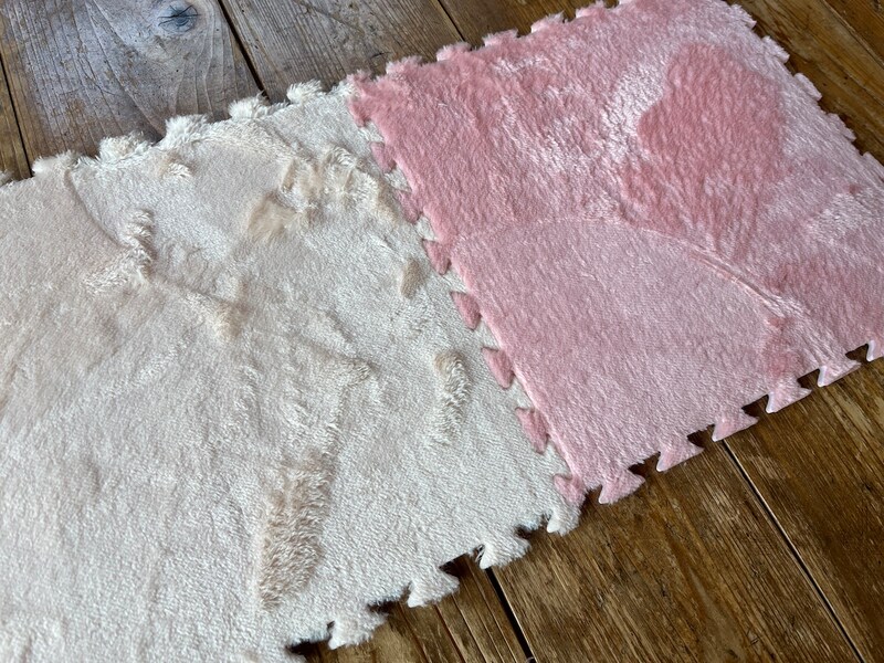 ダイソーの「ふわふわボアジョイントマット」は異なる色でもつなげられる