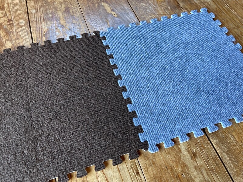 ダイソーの「ジョイントマット カーペットタイプ」は違うカラーでもつなげられる