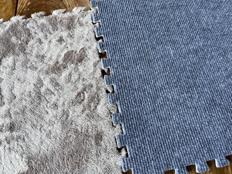 ダイソーの「ジョイントマット カーペットタイプ」（右）と「ふわふわボアジョイントマット」（左）はジョイントできない