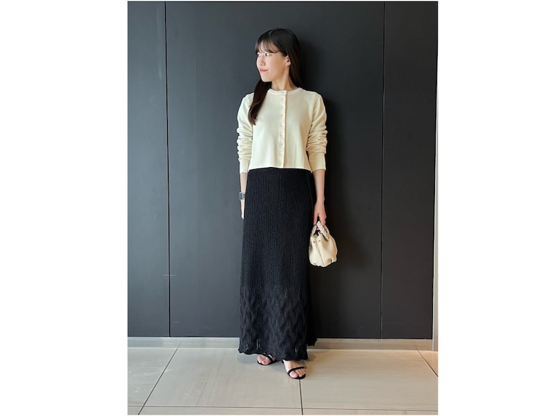 トップスはコンパクトに、足もとはスカートとつながって見えるようなじむものが◎ 出典:WEAR