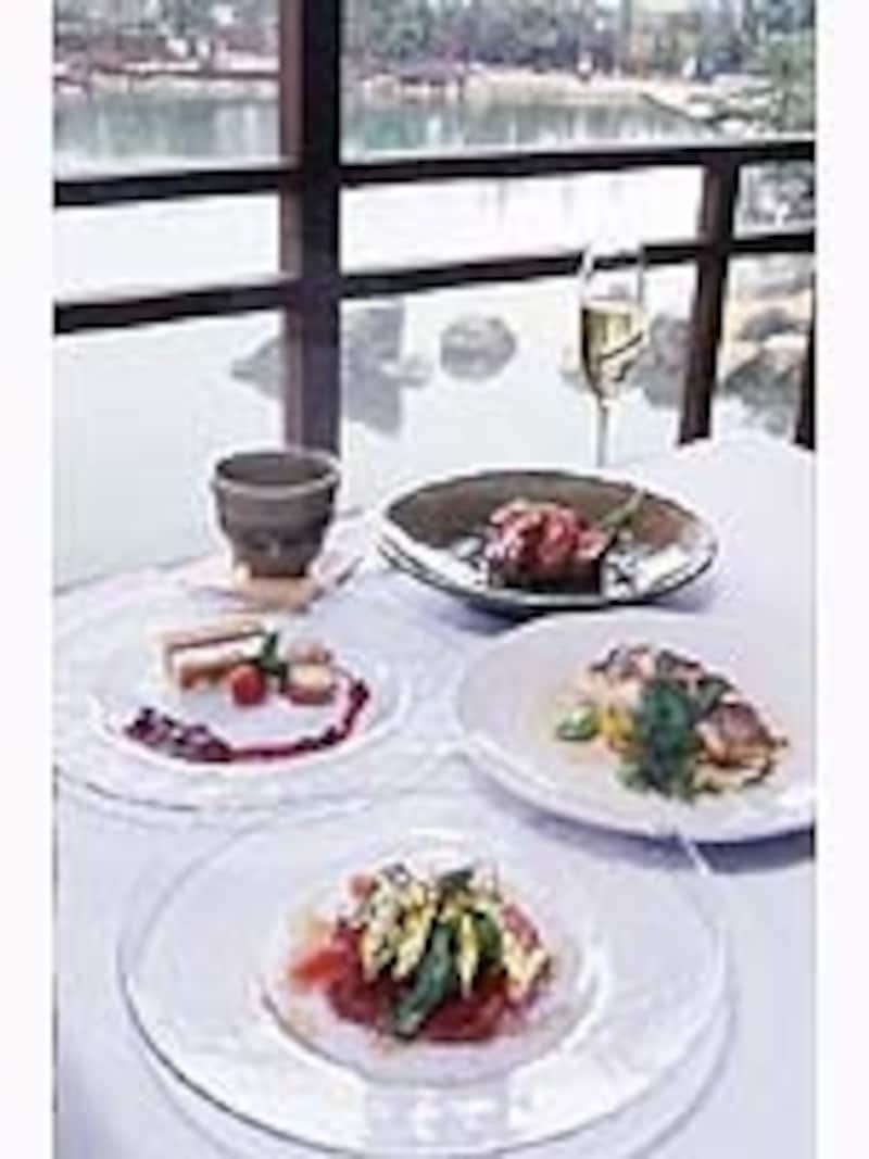 庭園を見下ろす絶景も魅力のGARDENundefinedRESTAURANTundefinedTOKUGAWAEN。ランチ3800円~、ディナーコース7000円~