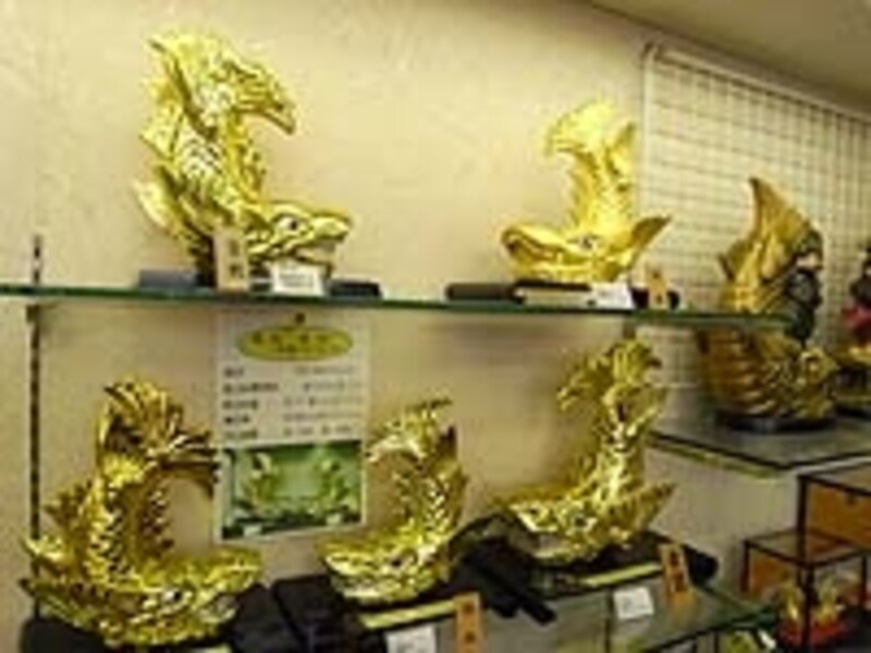 おみやげで最も高価なのは純金箔鯱で何と4万2500円(!)。売店のオジさんいわく「年に1個くらい売れるよ」、ってホント~?