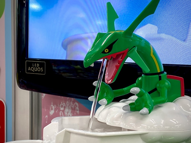 口から勢いよく水が噴出される