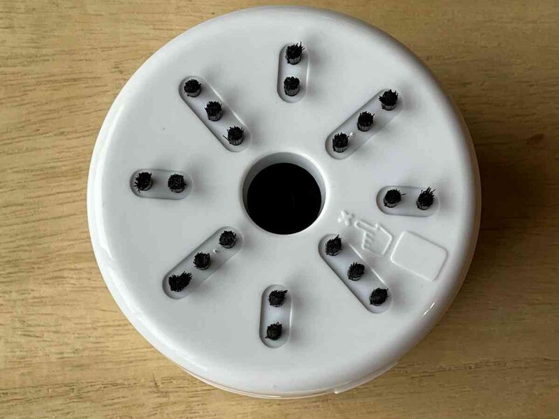 ダイソーの「乾電池式卓上クリーナー」にはブラシがついている