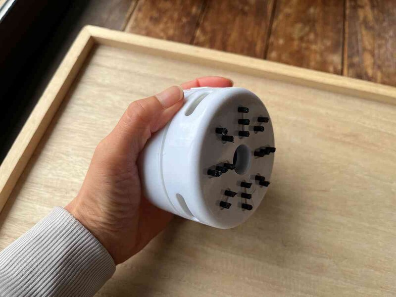 ダイソーの「乾電池式卓上クリーナー」は手にフィットするサイズ感