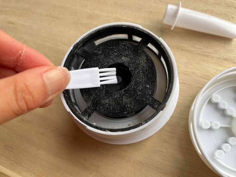 ダストケースのごみは、付属のブラシで掃除ができる