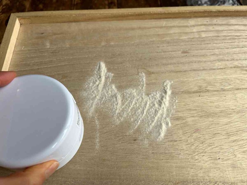 ダイソーの「乾電池式卓上クリーナー」で粉状のものを吸い取ってみる