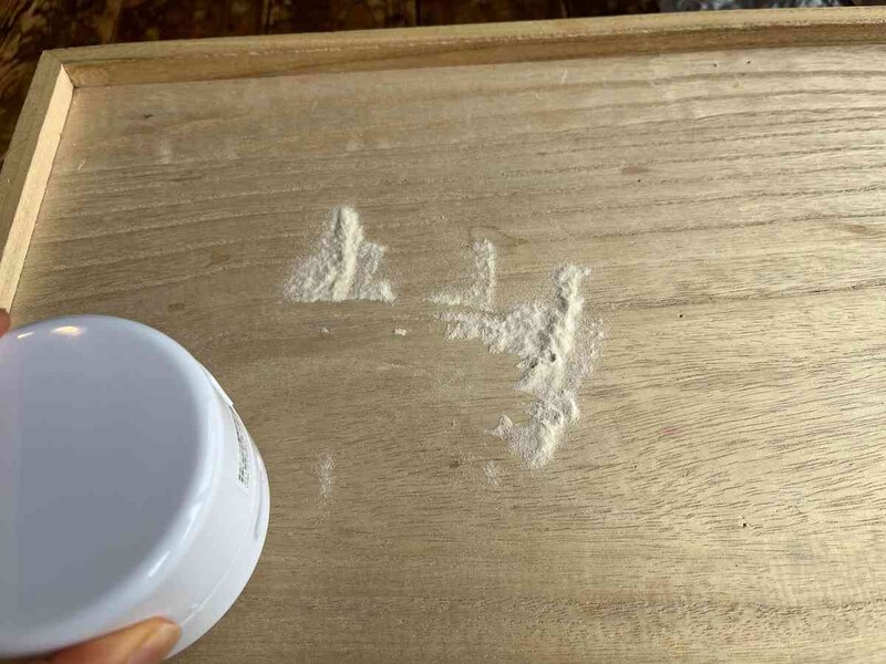 ダイソーの「乾電池式卓上クリーナー」をゆっくり動かした後には、粉状のものがほとんど残っていない