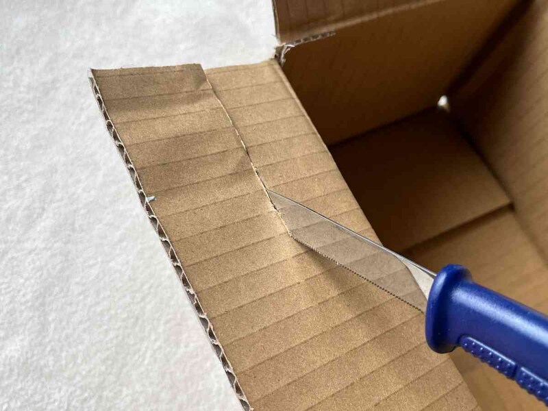 ダイソーの「ケース付き ダンボールカッター」で段ボールがザクザク切れる
