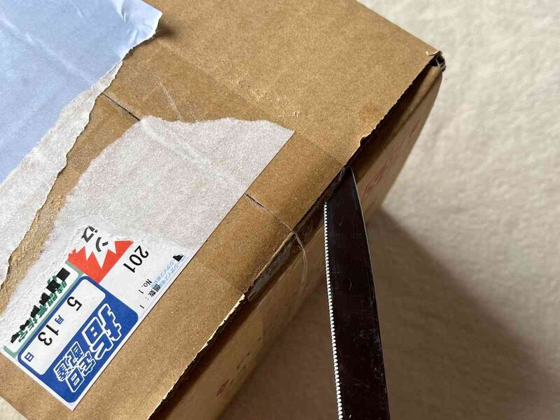 ダイソーの「ケース付き ダンボールカッター」でテープも切れる