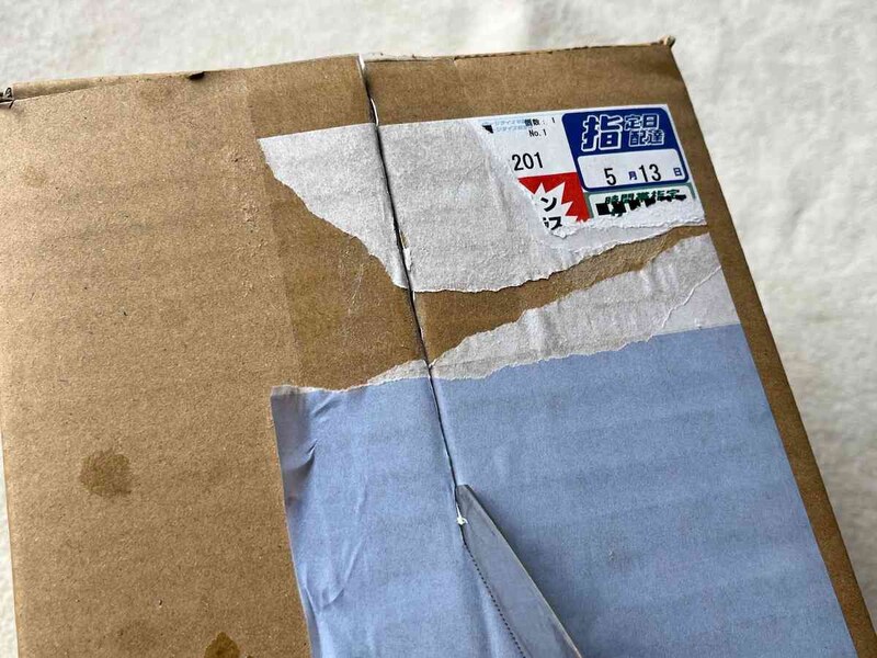 ダイソーの「ケース付き ダンボールカッター」の刃は深く入れないで