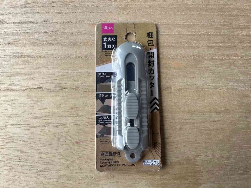 ダイソーの「梱包・開封カッター」