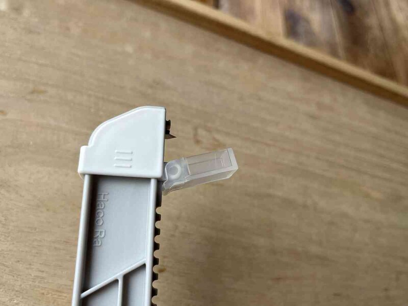 ダイソーの「段ボールサイズ調整カッター」には小さな刃がついている