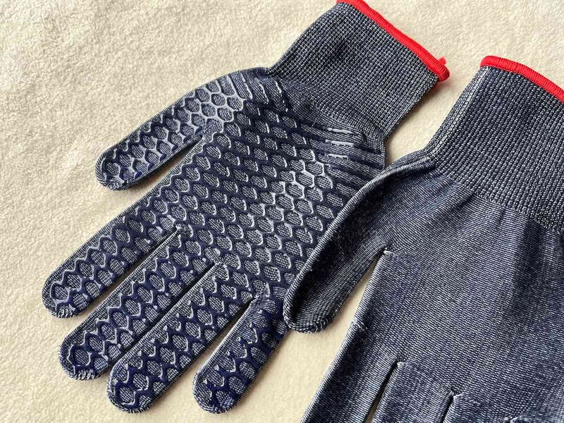 ダイソーの「すべり止め手袋 M」はすべり止めの形が特徴的