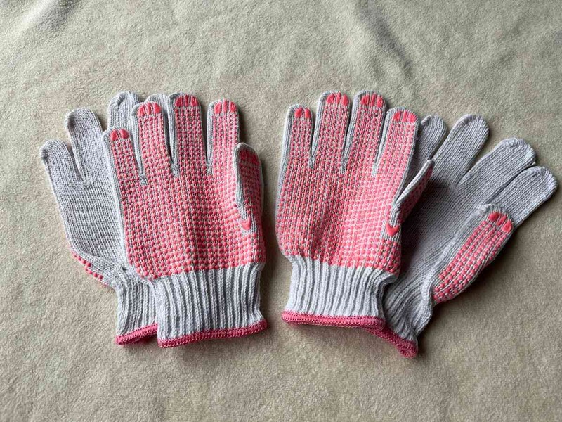 ダイソーの「すべり止め手袋 2双入り 婦人用」