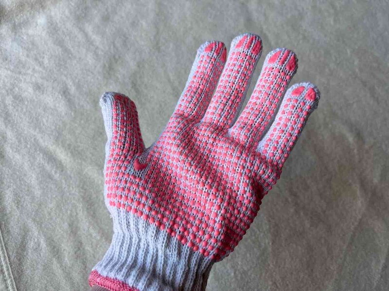 ダイソーの「すべり止め手袋 2双入り 婦人用」は手のひらにピンクのすべり止め付き