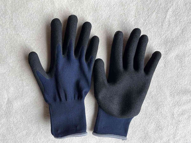 ダイソーの「発泡ゴム 背抜き手袋」