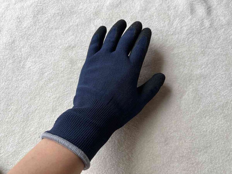 ダイソーの「発泡ゴム 背抜き手袋」は手の甲部分は通気性がよい