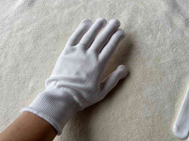 ダイソーの「抗菌インナーグローブ」は肌触りもよい