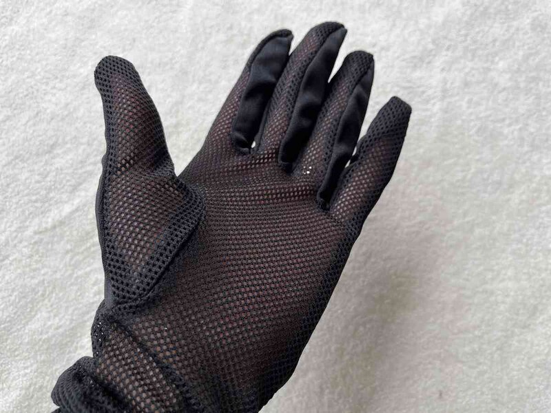 ダイソーの「日除けグローブ（抗菌防臭加工、接触冷感生地、ブラック、60cm）」の内側はメッシュ生地