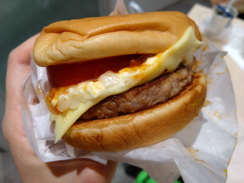 モスバーガーの「好きなバーガーメニュー」ランキング2位は「モスチーズバーガー」 ※All About編集部撮影