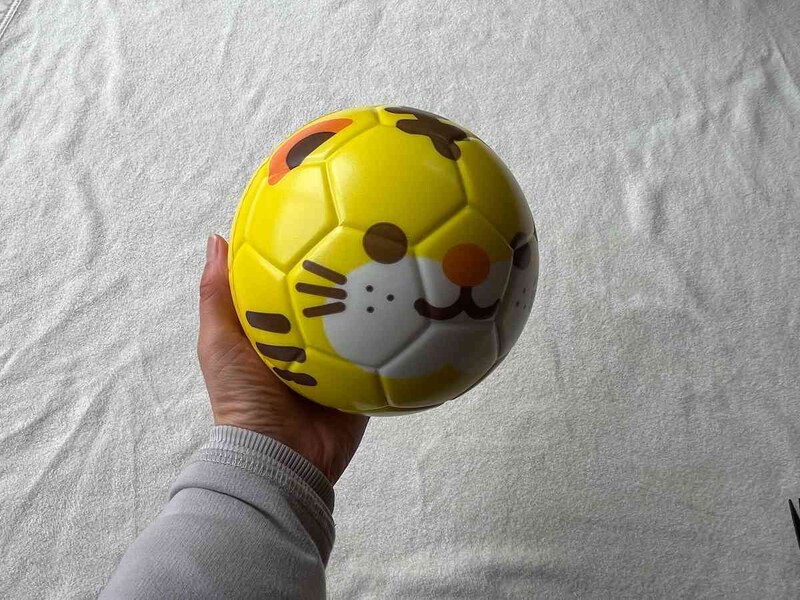 ダイソーの「アニマルボール（とら）」の直径は約15cm