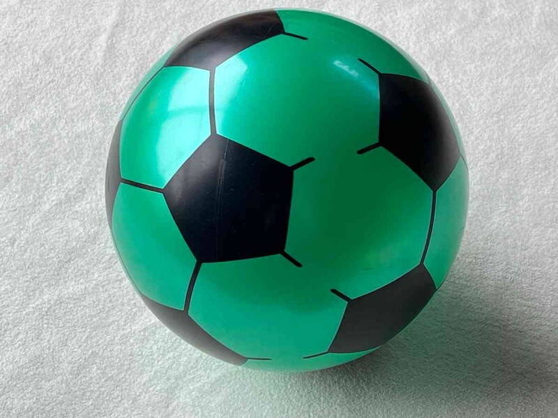 ダイソーの「スポーツボール（プリント、8.5インチ）」