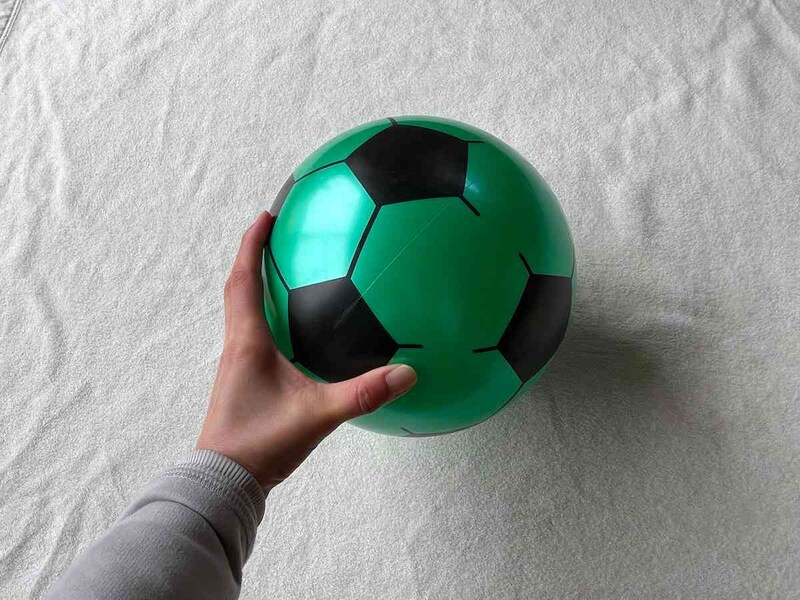 ダイソーの「スポーツボール（プリント、8.5インチ）」は片手で持てるサイズ