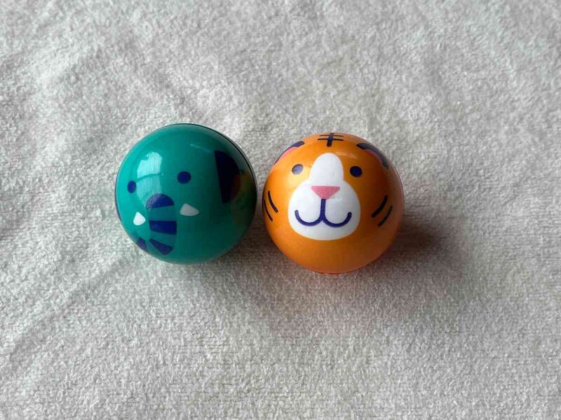 ダイソーの「ボール2個セット（4.5cm、ゾウ＆タイガー）」