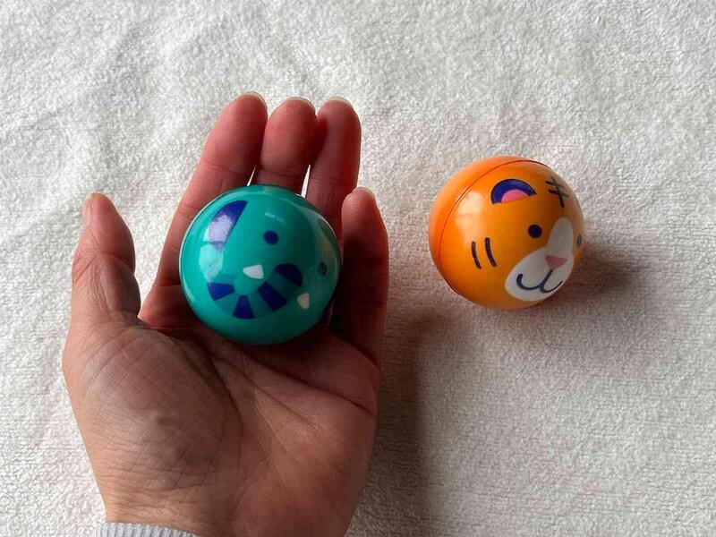 ダイソーの「ボール2個セット（4.5cm、ゾウ＆タイガー）」は手のひらサイズ