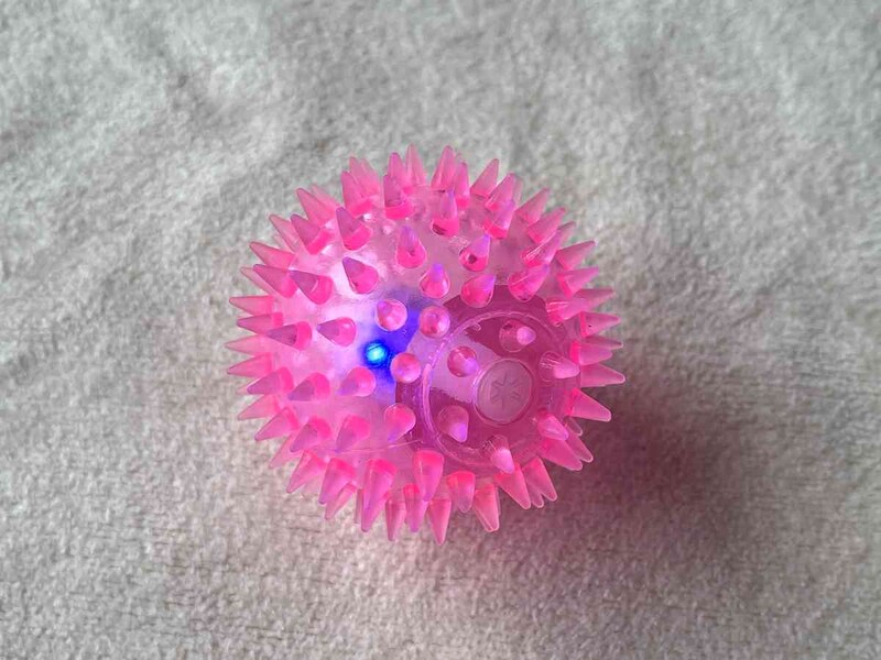 ダイソーの「光るボール」は衝撃を与えると光る