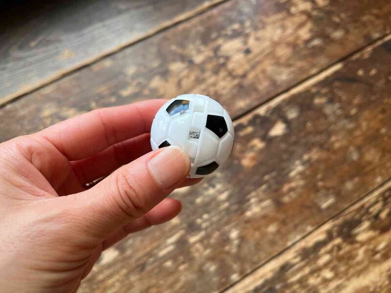 ダイソーの「消臭ボール スポーツ」は窓を開けて使う