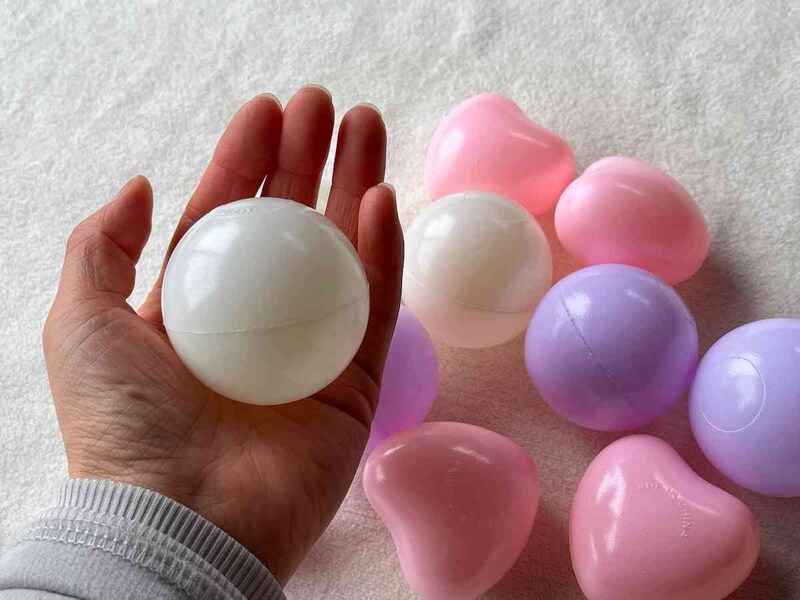 ダイソーの「カラフルボール（ハート付、12個）」は直径約5.5cm