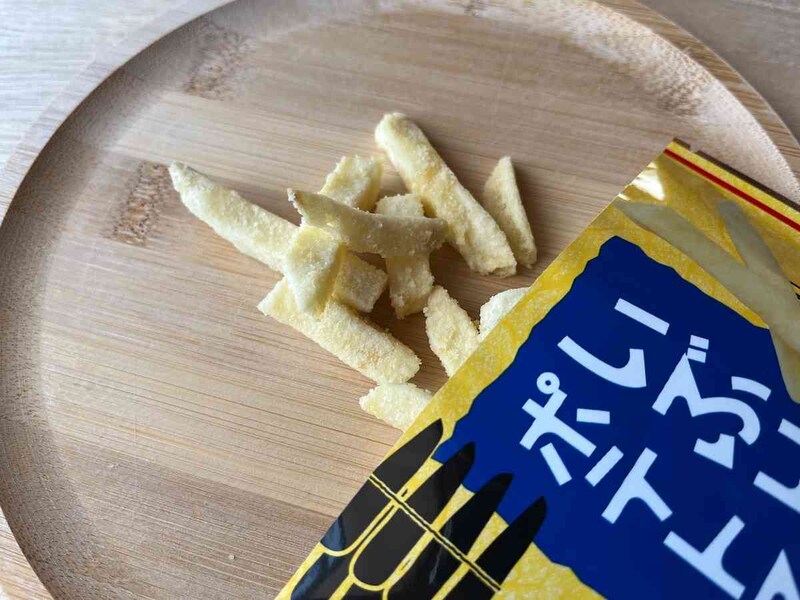 ダイソーの「いぶりがっこ風ポテトスティック」は燻製の風味が強め