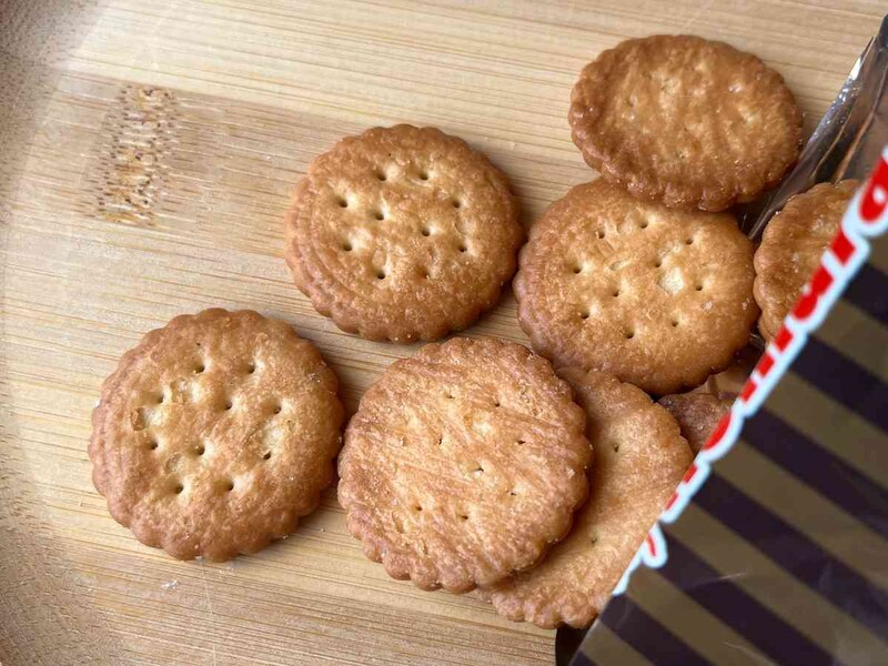 ダイソーで買える「やっぱりまじめミレービスケット コーヒー風味」を開封すると途端にコーヒーの香りがしてくる